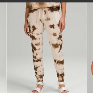 Lululemon Warm Down Jogger *Earth Dye
Earth Dye Sand